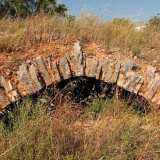 Nei pressi notiamo una costruzione in pietra a forma di arco che sbuca dall�erba e protegge un�entrata che sembra scendere nel sottosuolo. Lo storico Corrado Pappagallo, autore del libro "Torri e masserie fortificate a Molfetta", ci aveva infatti parlato dei sotterranei di Turris Furcata, a cui un tempo si poteva accedere attraverso una botola